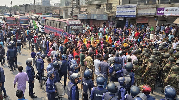 বেতন ও ঈদ বোনাসের দাবিতে ঢাকা-ময়মনসিংহ মহাসড়ক অবরোধ – Daily Gazipur Online